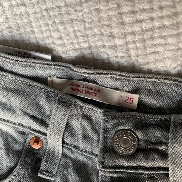 BRAND NEW LEVIS WEDGIE STRAIGHT - Picture 2 of 2
